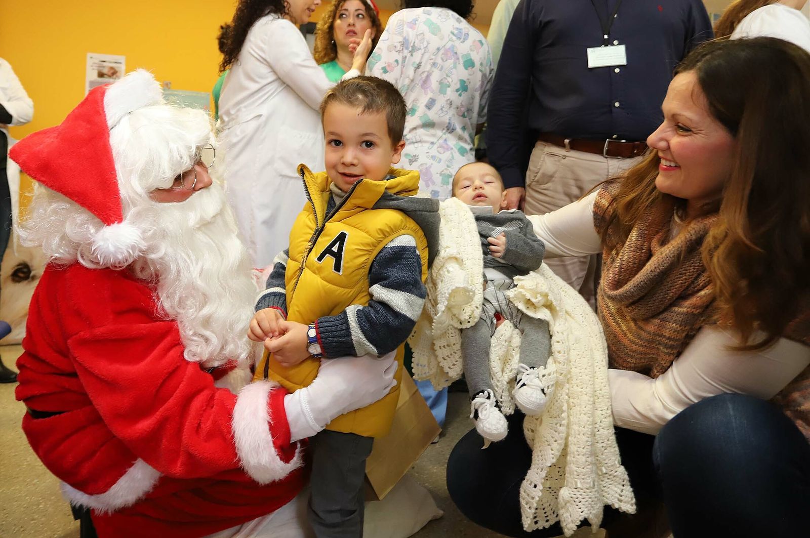 Imágenes de la visita de Papá Noel a los niños del hospital Juan Ramón Jiménez