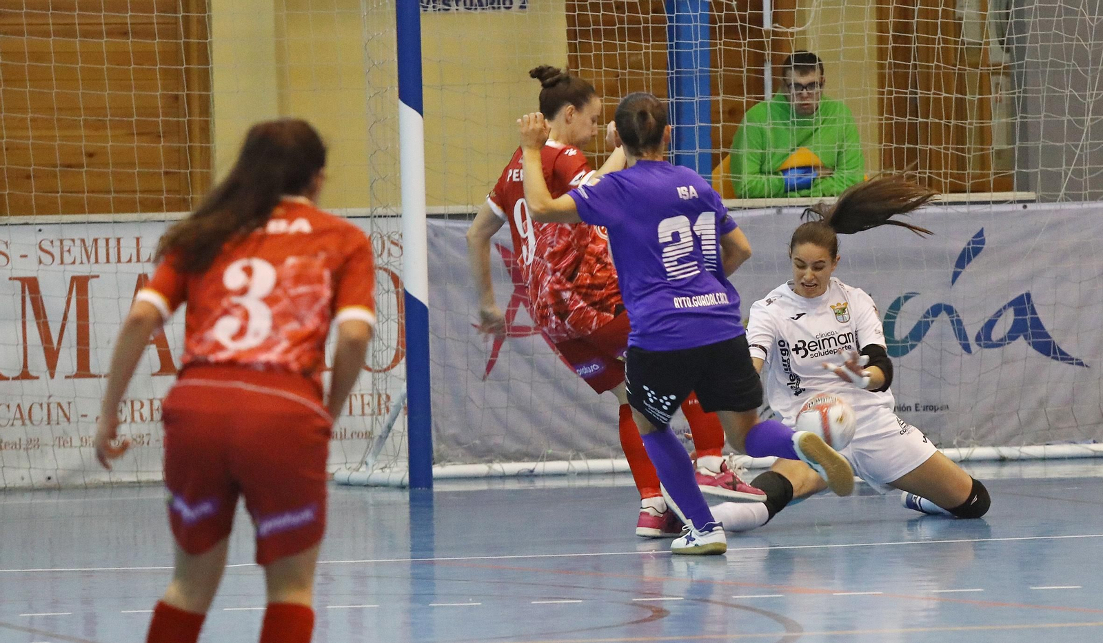 La meta brasileña Tainara salva una clara ocasión de la visitante Pepa.