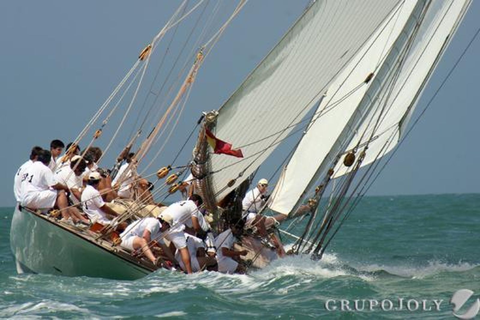 Imagen del Hispania luchando por no hundir su estribor

Foto: J.D. Corzo