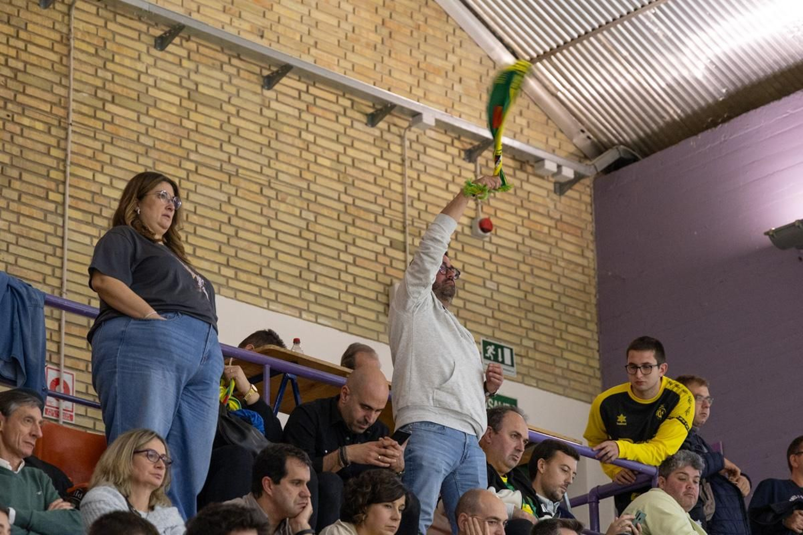 La Salobreja vibra con el derbi de la capital entre Jaén CB y Jaén FS, en imágenes