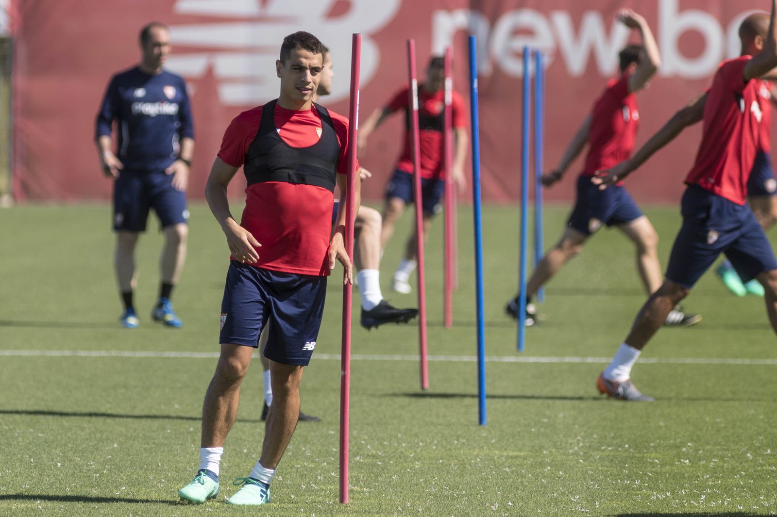 Wissam Ben Yedder sortea una pica en el entrenamiento.