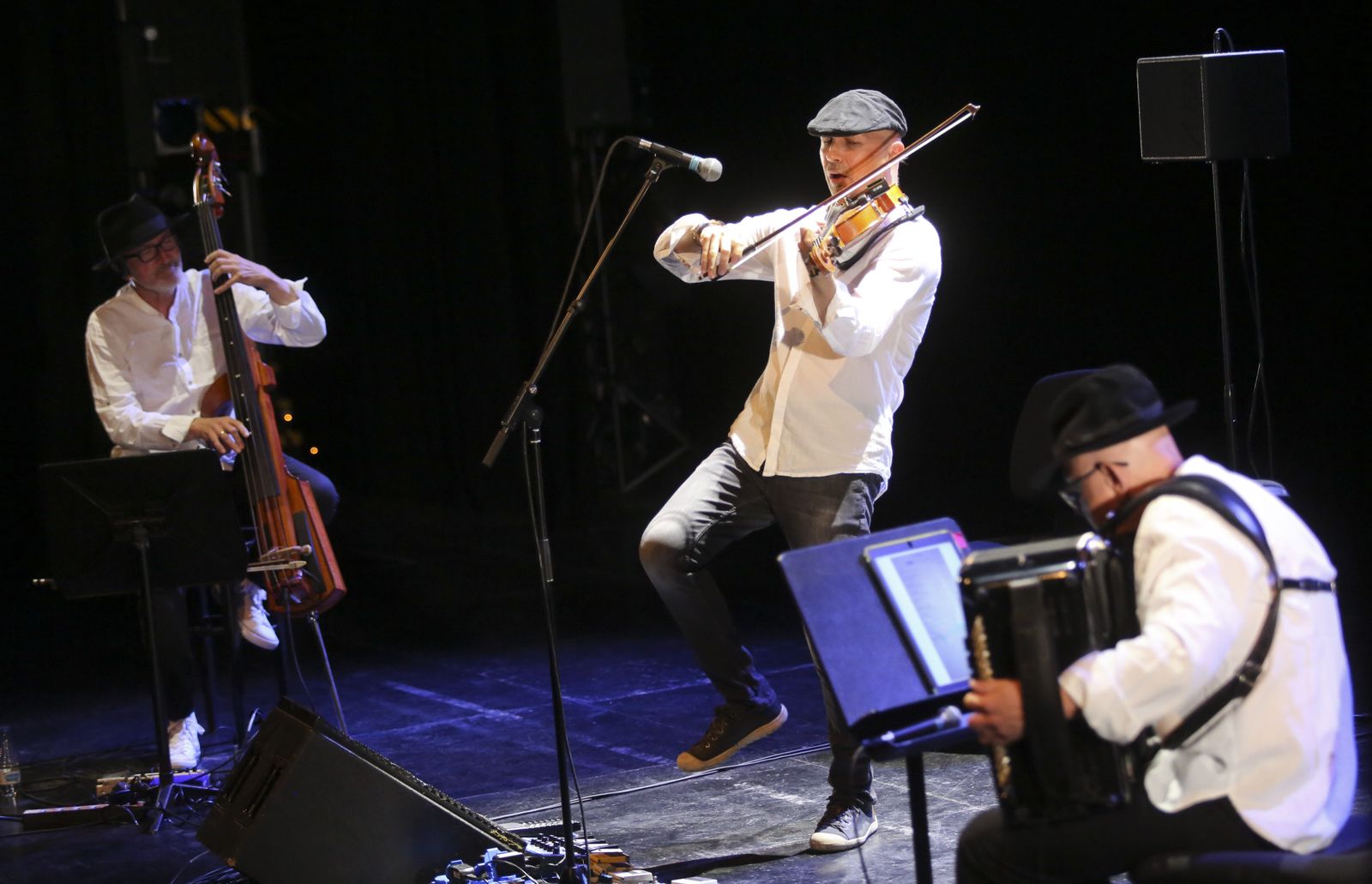 El trío polaco Kroke, durante su concierto en el Teatro Cervantes.