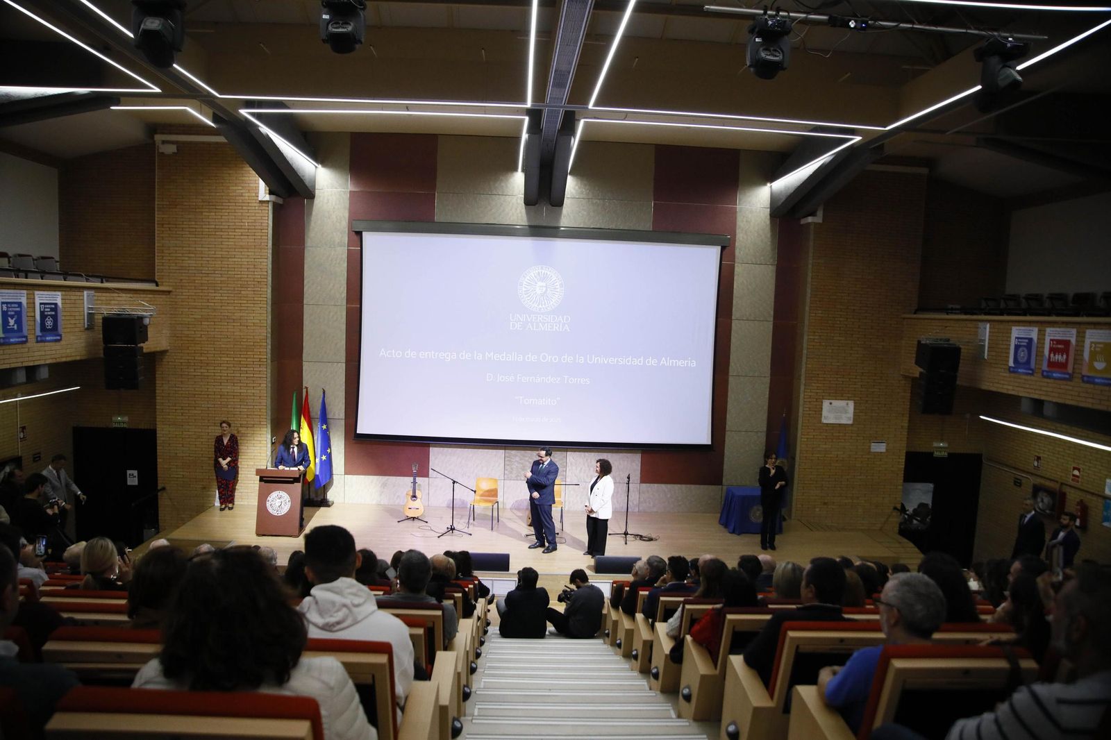 Las imágenes del acto de entrega de la Medalla de Oro a José Fernández Torres Tomatito, en la Universidad de Almería