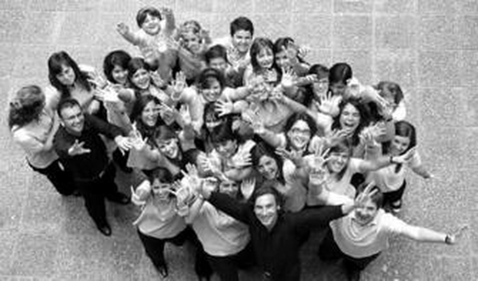 Los niños de la Escolanía María Auxiliadora junto a Antonio, el director, y Alberto, el pianista.