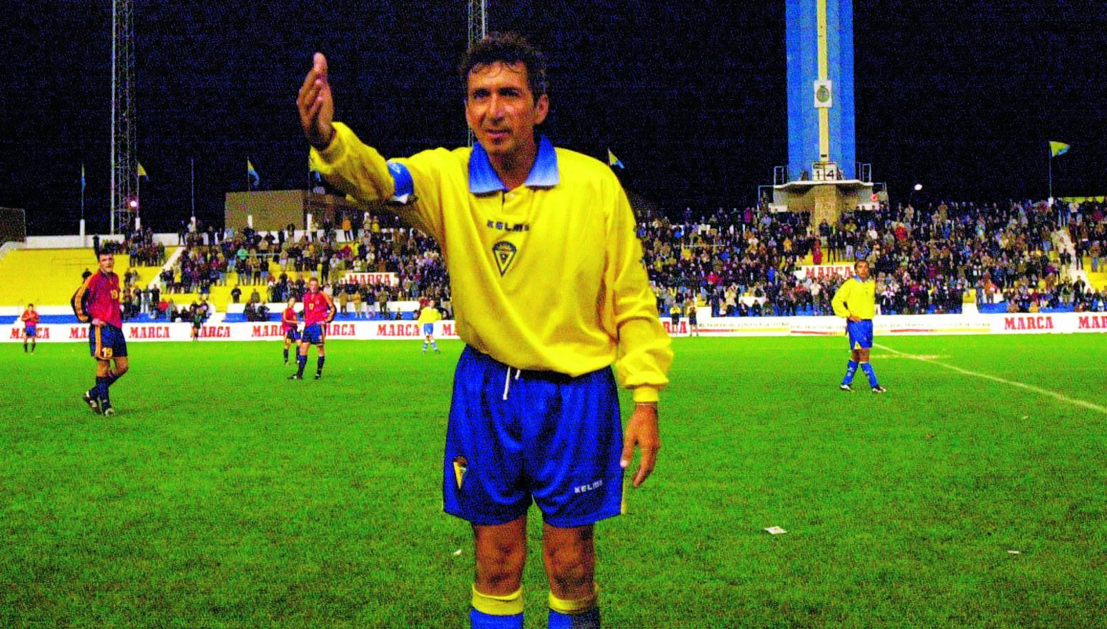 Mágico González se despide de la afición cadista tras jugar un partido benéfico.