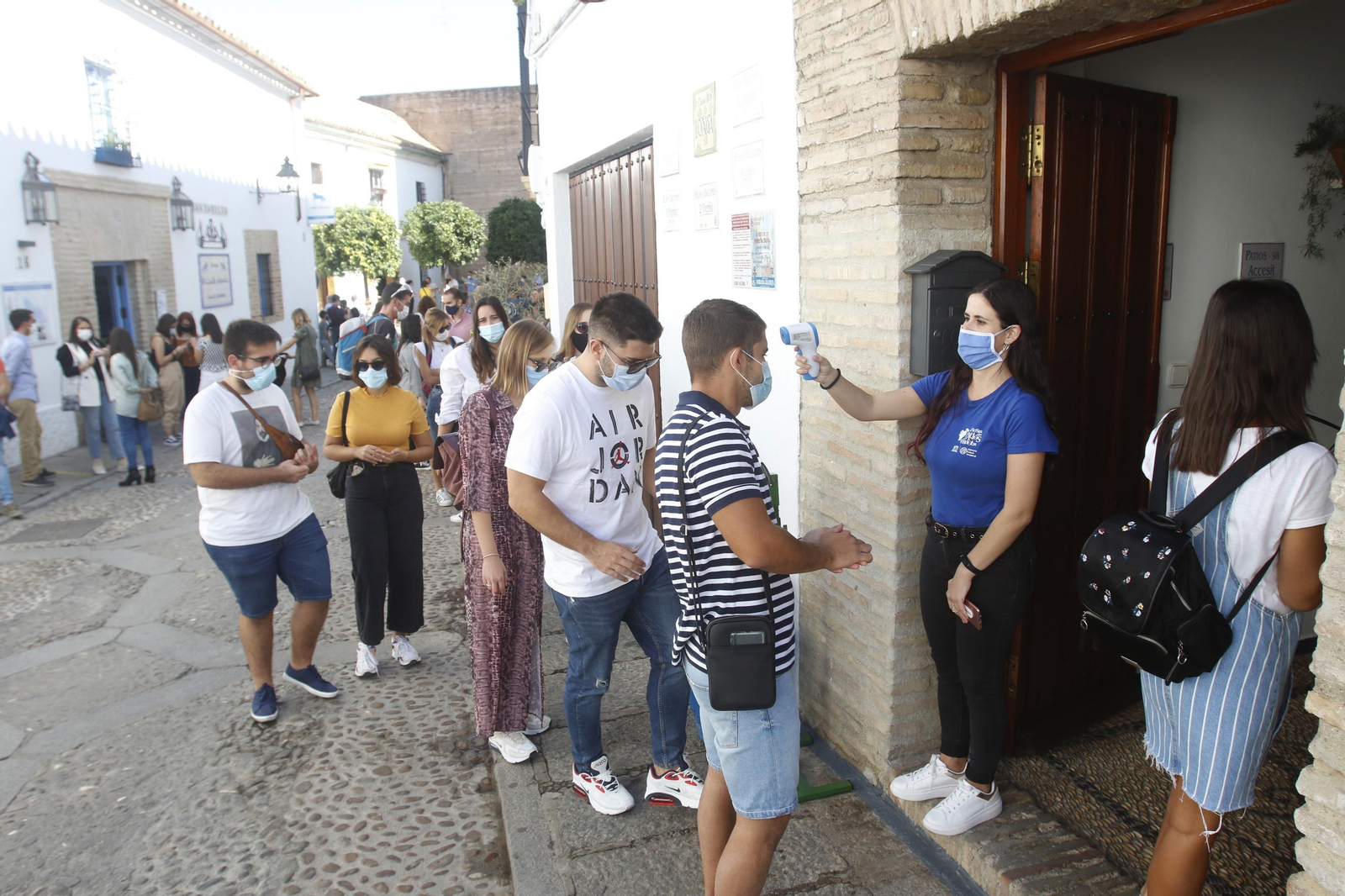 Colas para entrar en los patios del Alcázar Viejo, el pasado sábado.