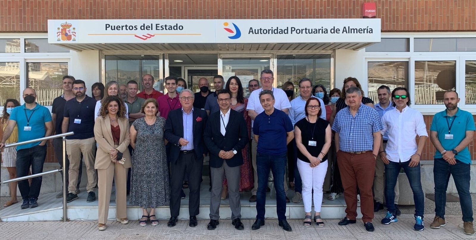 José Rafael Díaz Hernández con el presidente y trabajadores de la Autoridad Portuaria de Almería