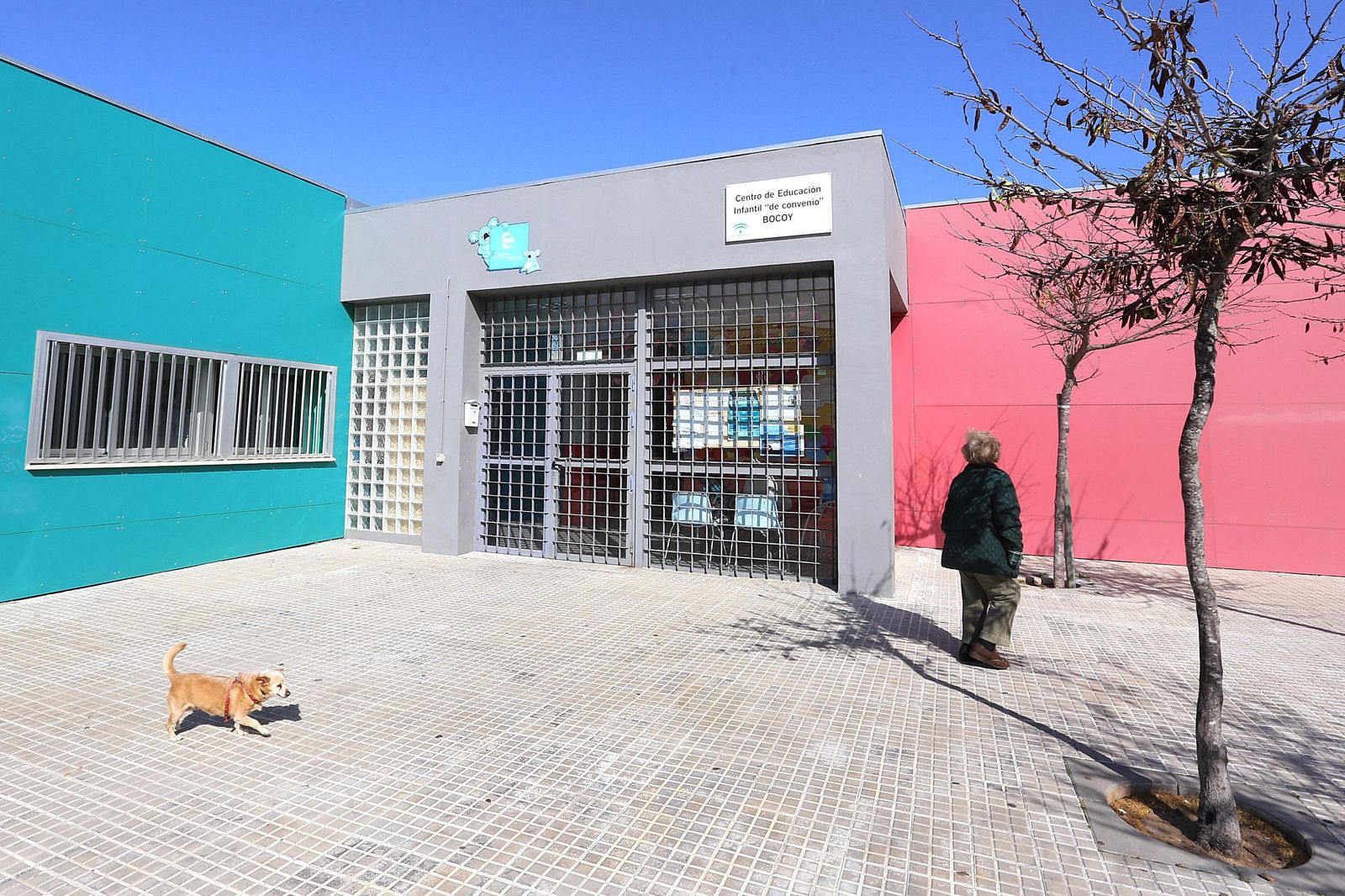 Entrada a las dependencias de Educación Infantil en la Plaza Bocoy.