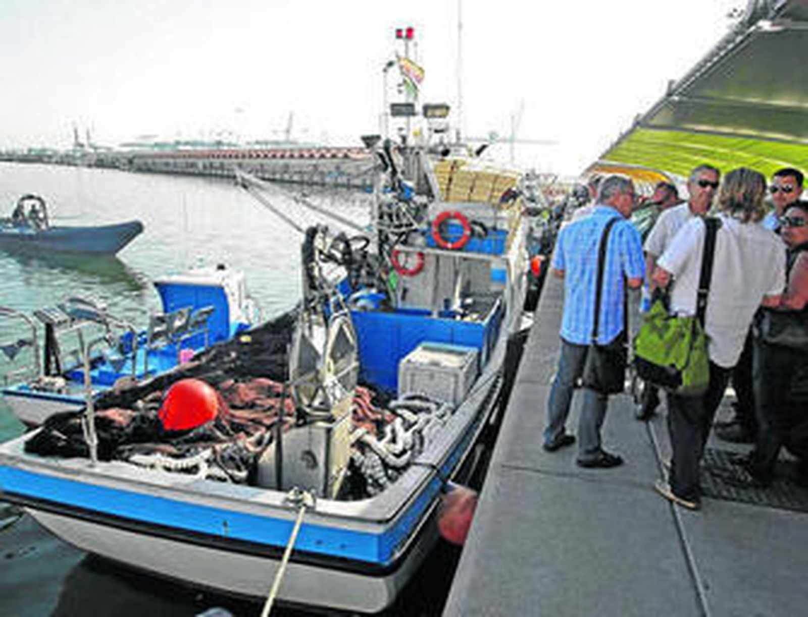 Técnicos gibraltareños inspeccionaron las artes y el sistema de trabajo de los pescadores de Algeciras en 2012.