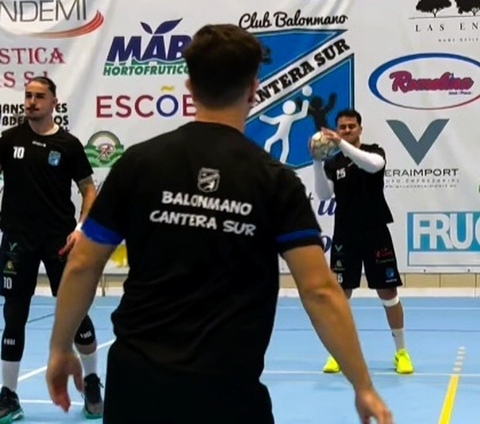 Los jugadores del conjunto canterano-sureño calientan antes de la disputa de un encuentro de este curso.