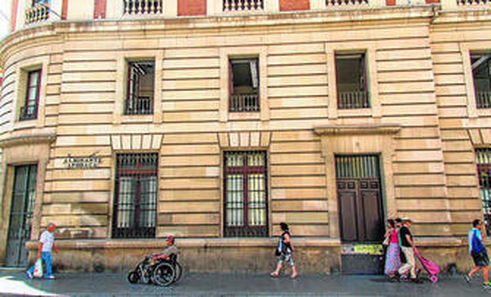 Vista desde el exterior de la Hemeroteca Municipal, en la avenida Almirante Apodaca.