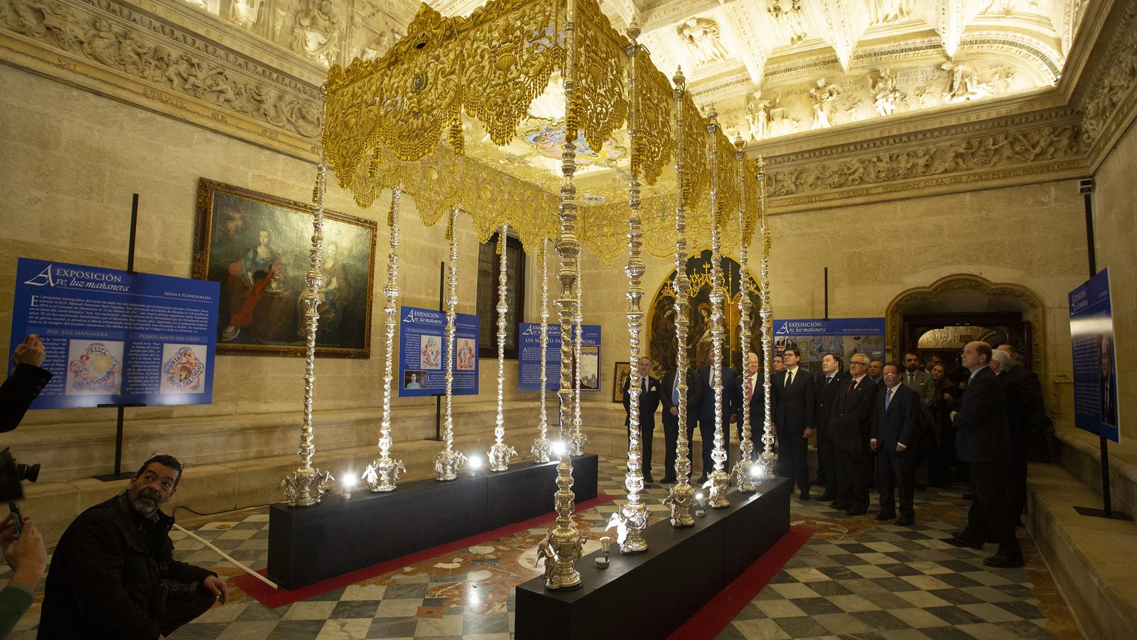 El palio expuesto en la sala Capitular Baja de la Casa Consistorial.