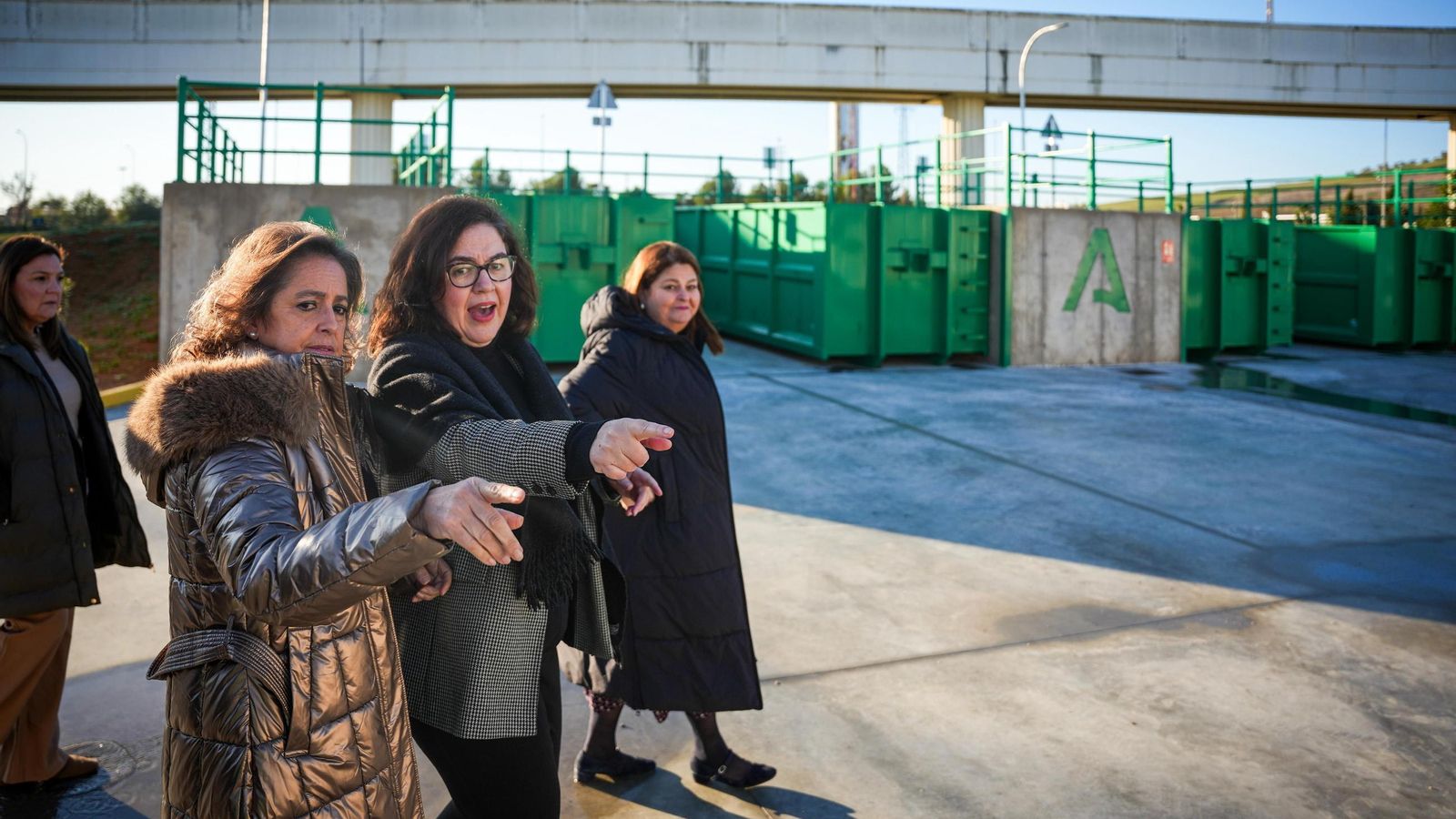 La consejera de Sostenibilidad en la visita al punto limpio de Camas