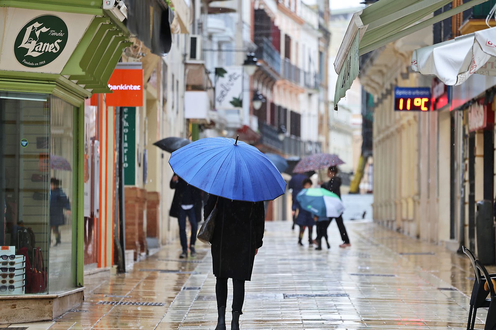 Intensas lluvias y calles desiertas en Huelva por la borrasca Marta