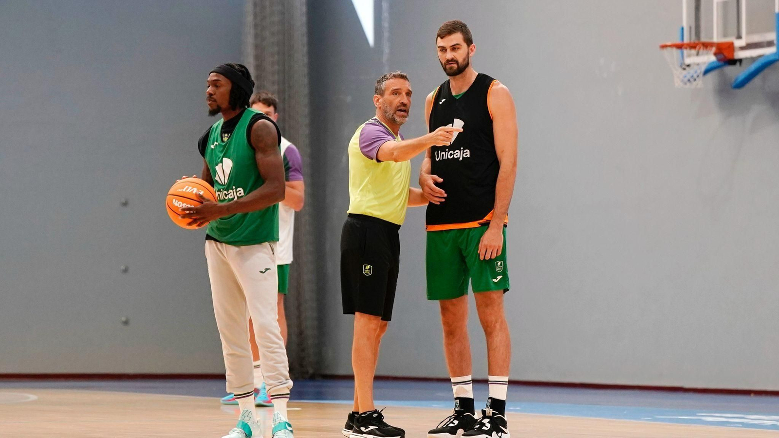 Ibon Navarro y varios jugadores del Unicaja el primer día de pretemporada.