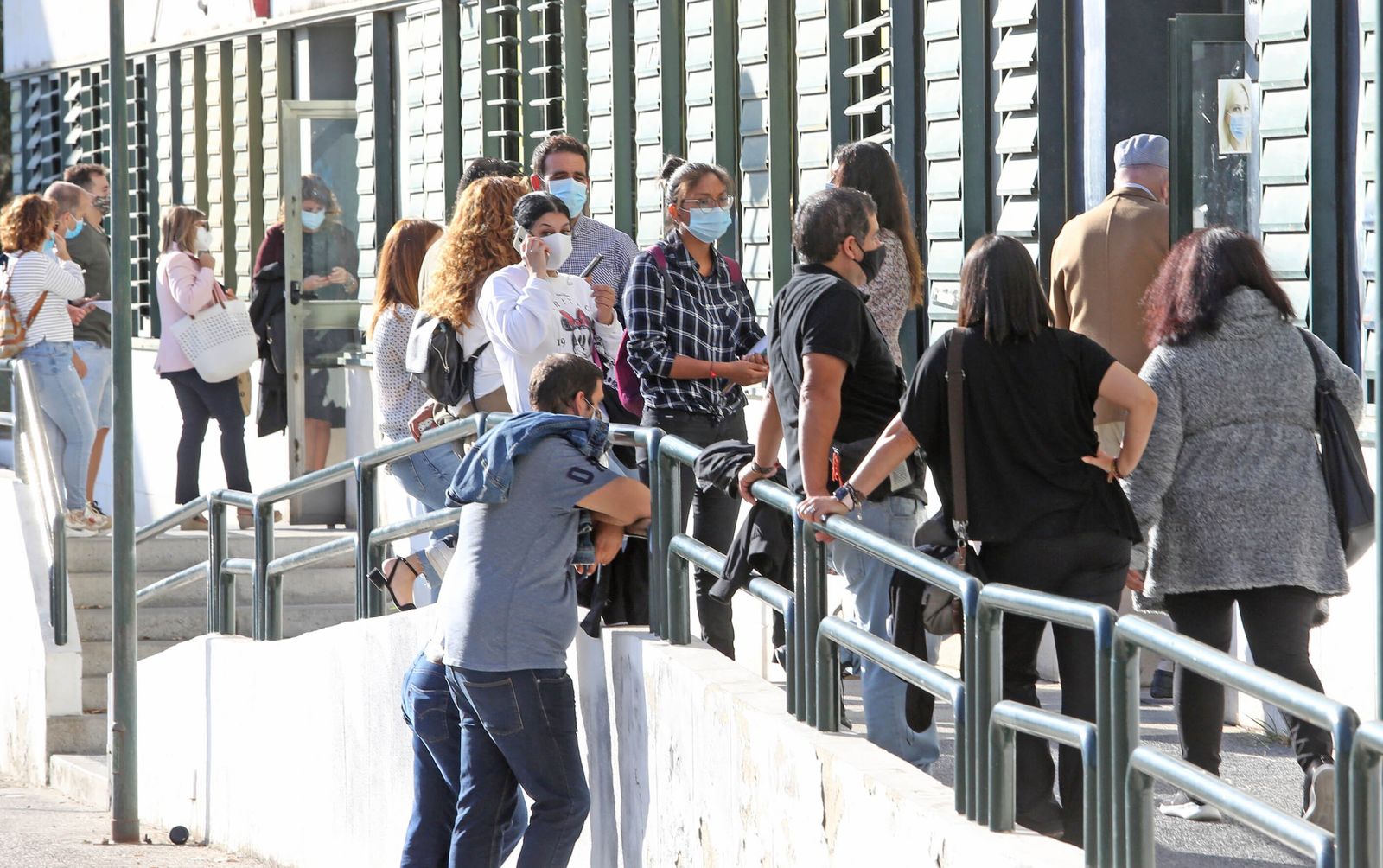 Imagen captada este martes de las colas ante el Registro Civil de Jerez, en la parte trasera del edificio de los Juzgados de García-Figueras.