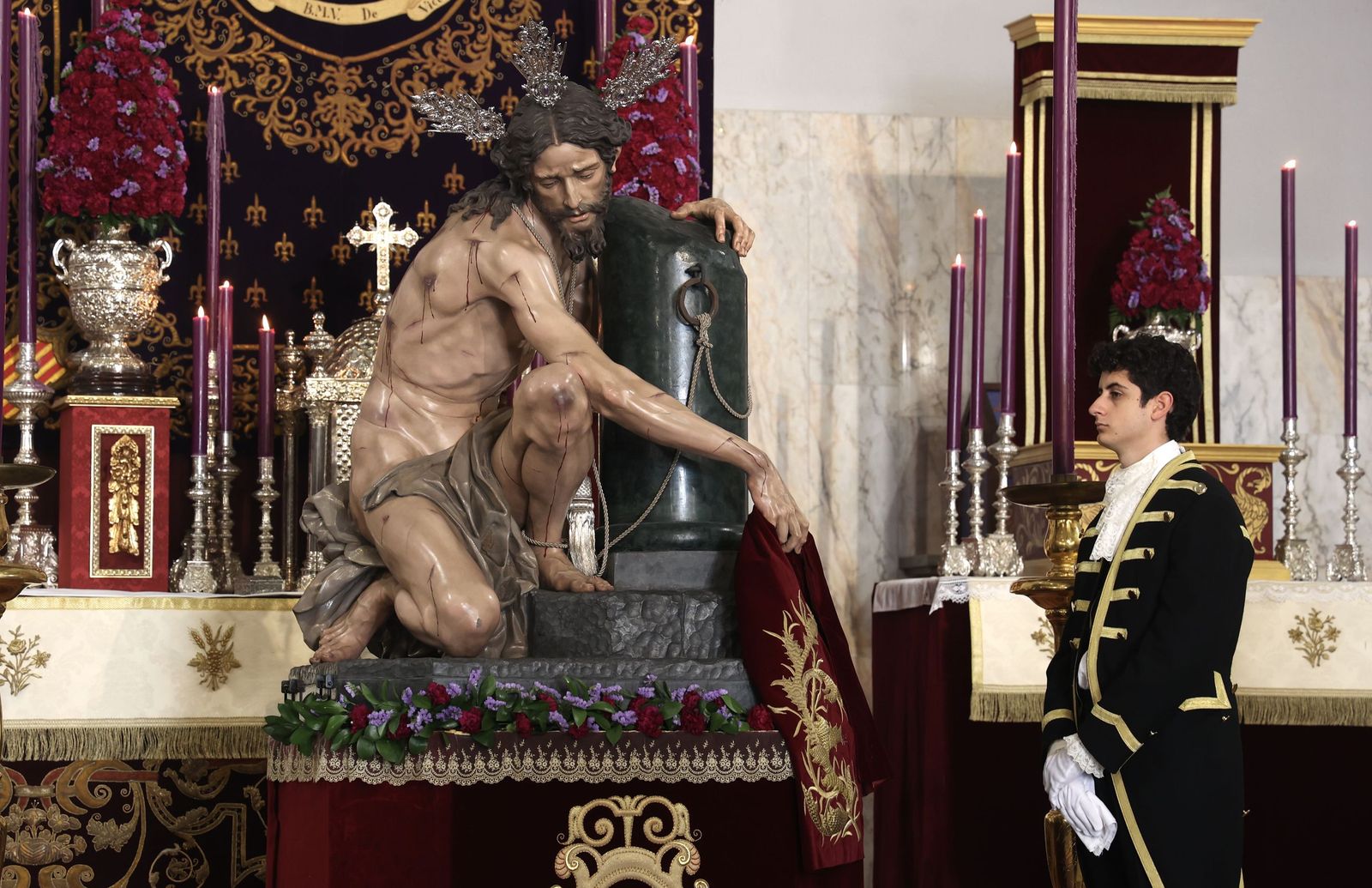 Primer besamanos al Santísimo Cristo de la Púrpura de la Hermandad de las Cigarreras