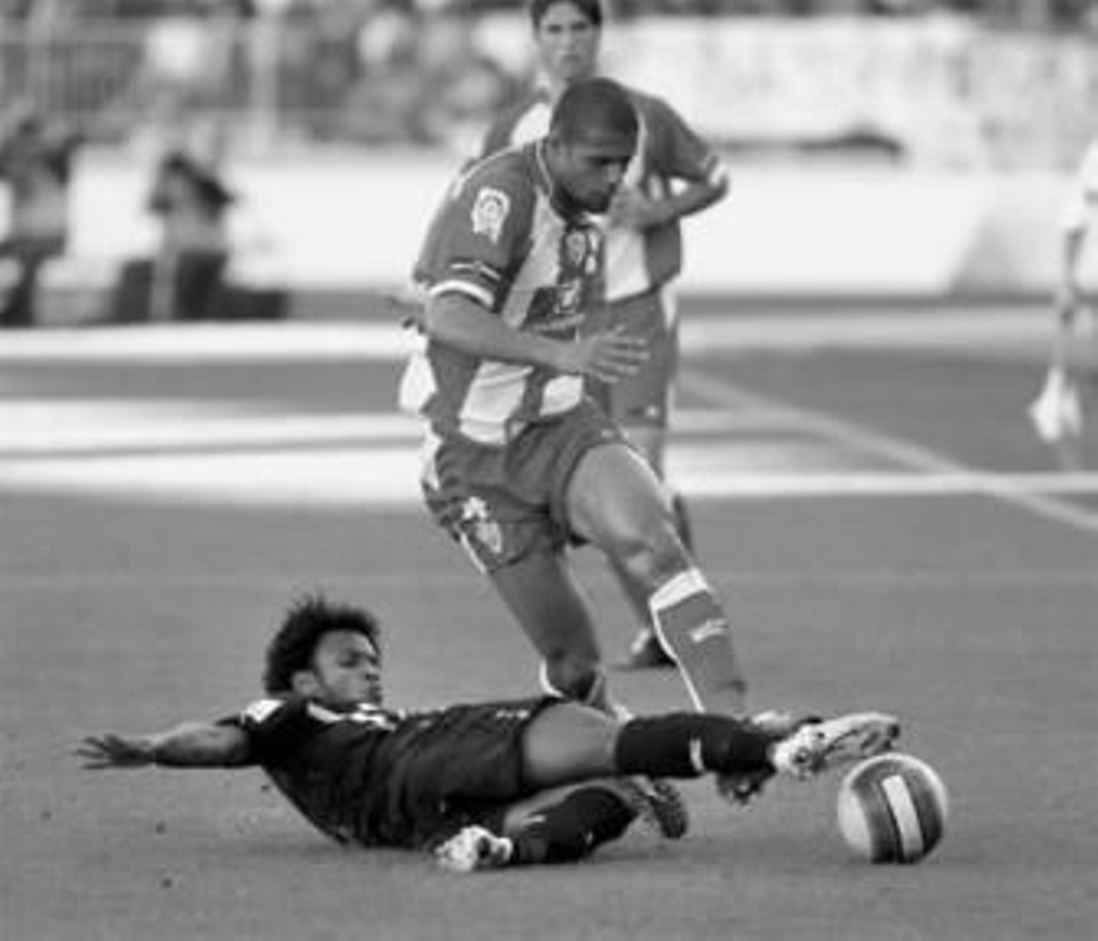 El centrocampista almeriense, Melo, a punto de sufrir una falta.