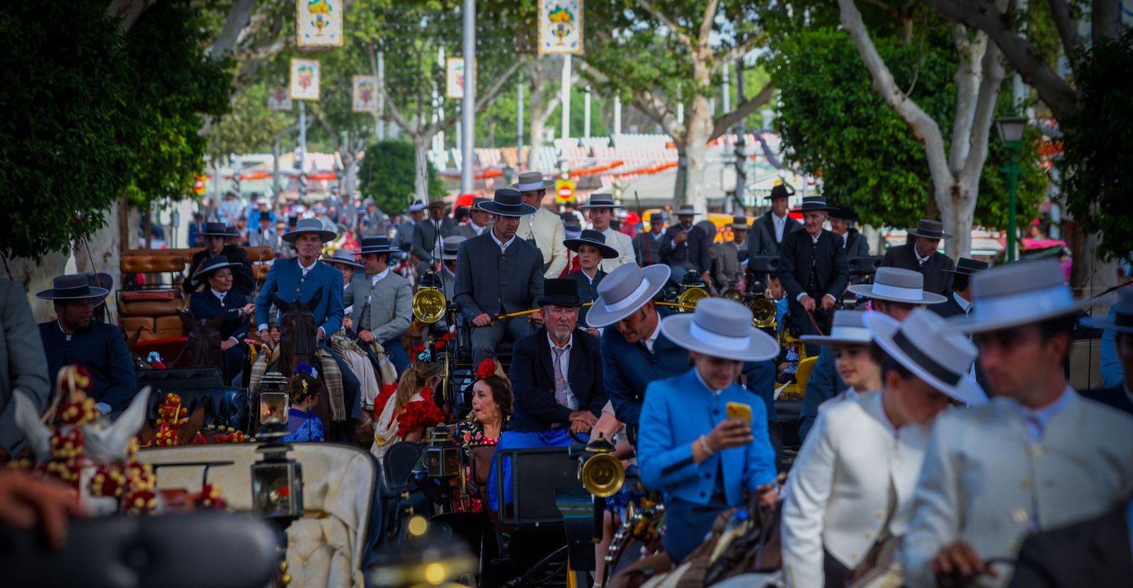 Una calle del Real atestada de público en pleno paseo de caballos durante la jornada del miércoles.