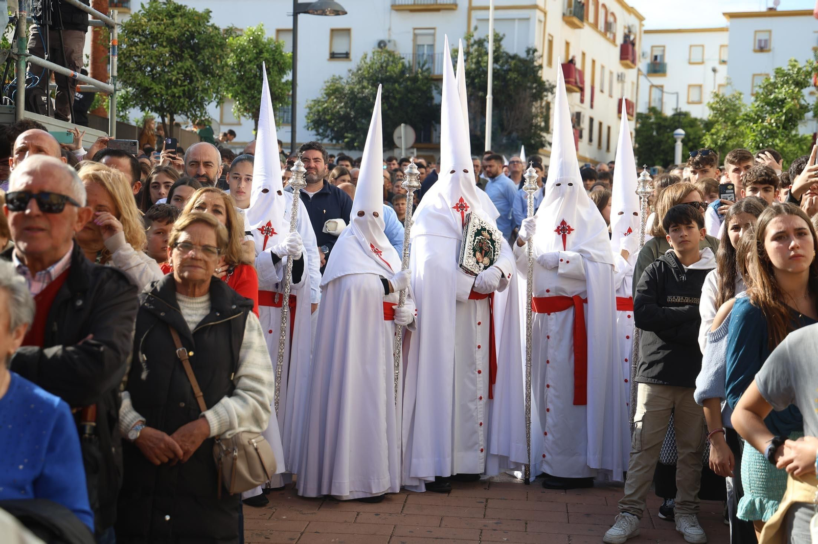 Las mejores imágenes del Lunes Santo en Huelva: Hermandad de las Tres Caídas