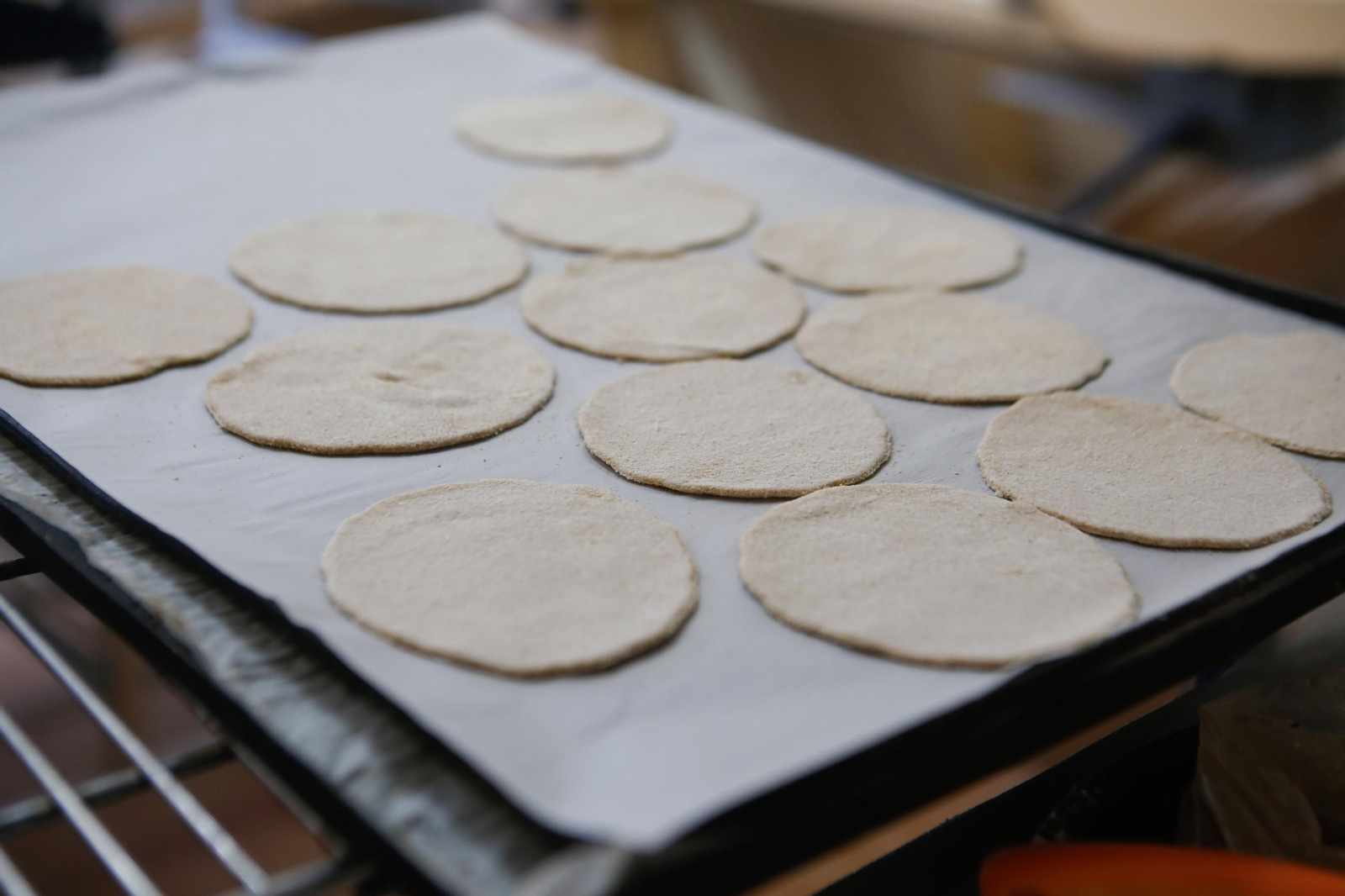 La pastelería La Tarifeña prepara por Navidad sus famosas cajillas, turrones y roscones, en imágenes