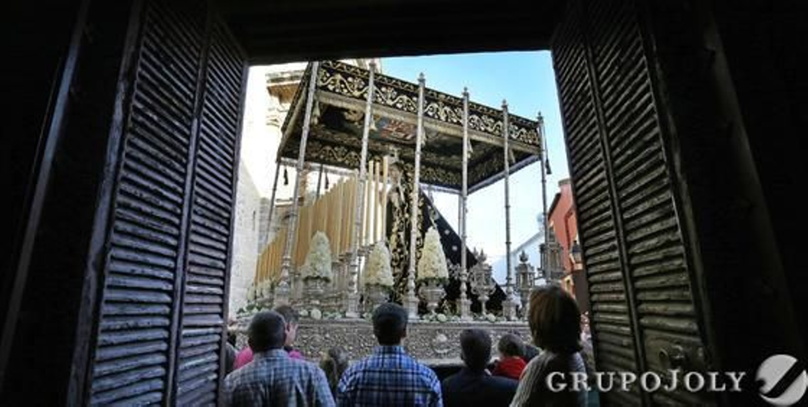 El palio de Santa María de las Lágrimas, el gran estreno de esta Semana Santa, pasa por delante de la puerta de una vivienda en la calle San Juan en busca de la Carrera O

Foto: Pascual