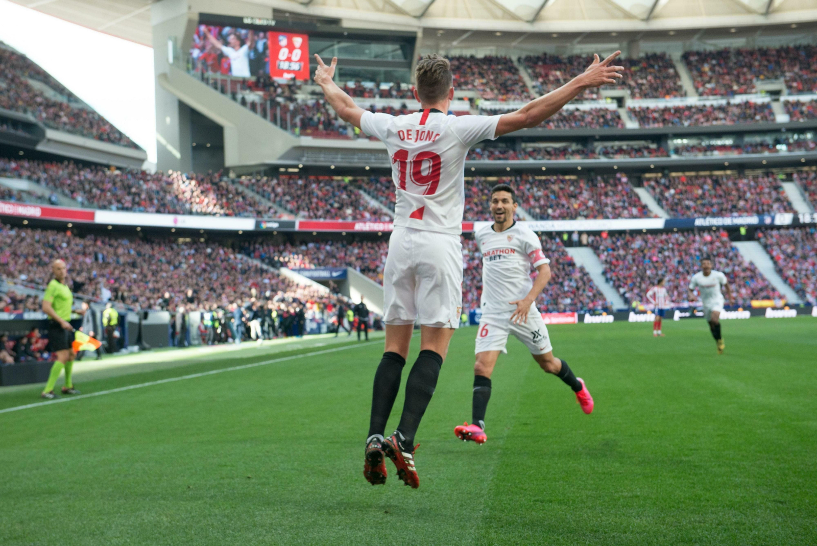Jesús Navas acude a abrazar a De Jong tras el 0-1 de este en el Wanda.