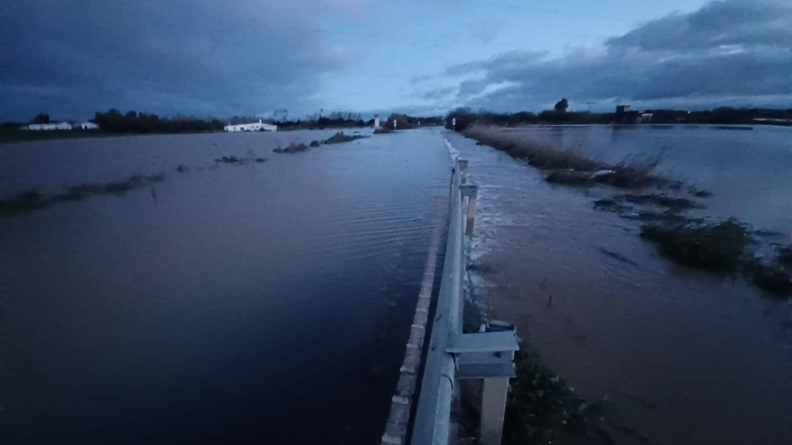 Carretera completamente inundada tras el paso del temporal sobre la provincia de Huelva.