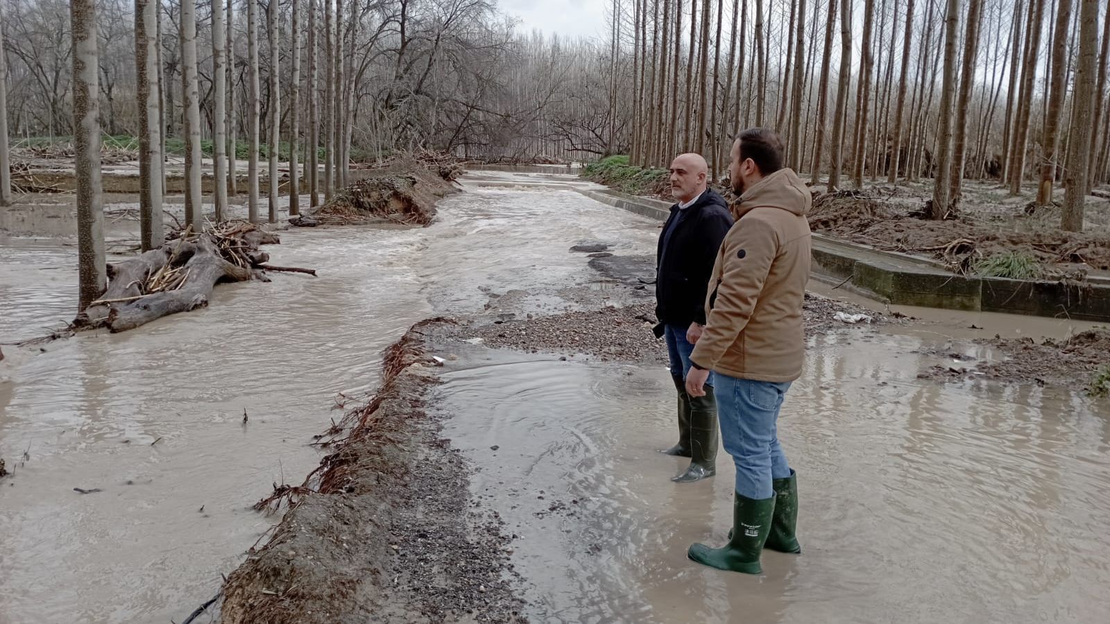 El alcalde, José Manuel Molino, junto al personal municipal, ha analizado la situación de caminos, cauces y distintas zonas afectadas
