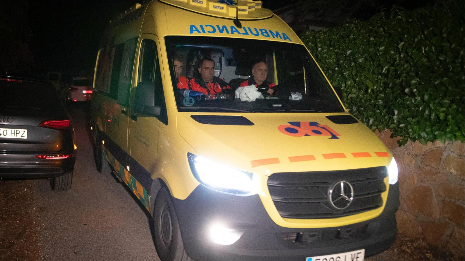 Momento en el que la esposa del fallecido abandona el lugar en una de las ambulancias del 061