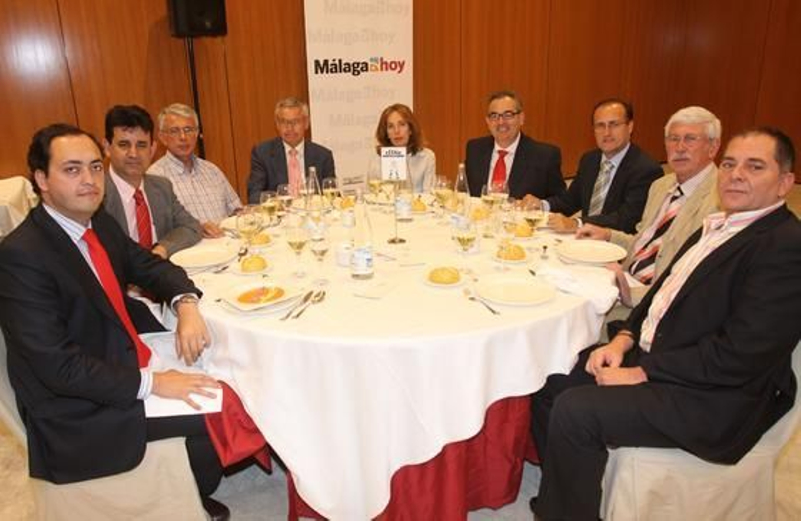 Foro Málaga Hoy, de izquierda a derecha, Antonio Navarro, Diego Oliva, Alberto Suárez, José Luis Martínez, Magdalena Martínez, Salvador Ruíz, Rafael Romo, José Suárez y Ramón Triviño.

Foto: Sergio Camacho