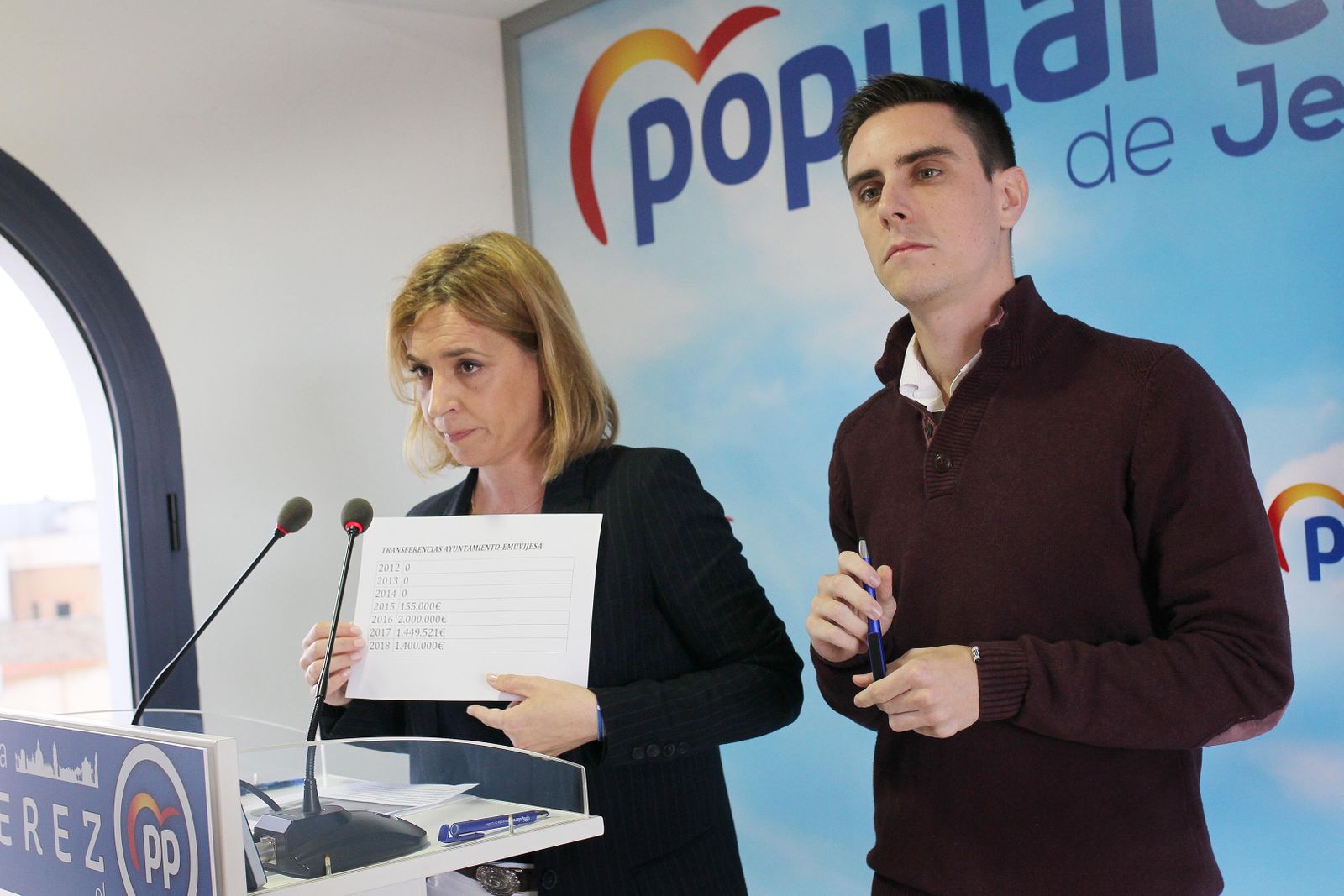 Almudena Martínez , junto a Jaime Espinar, en la sede del PP .