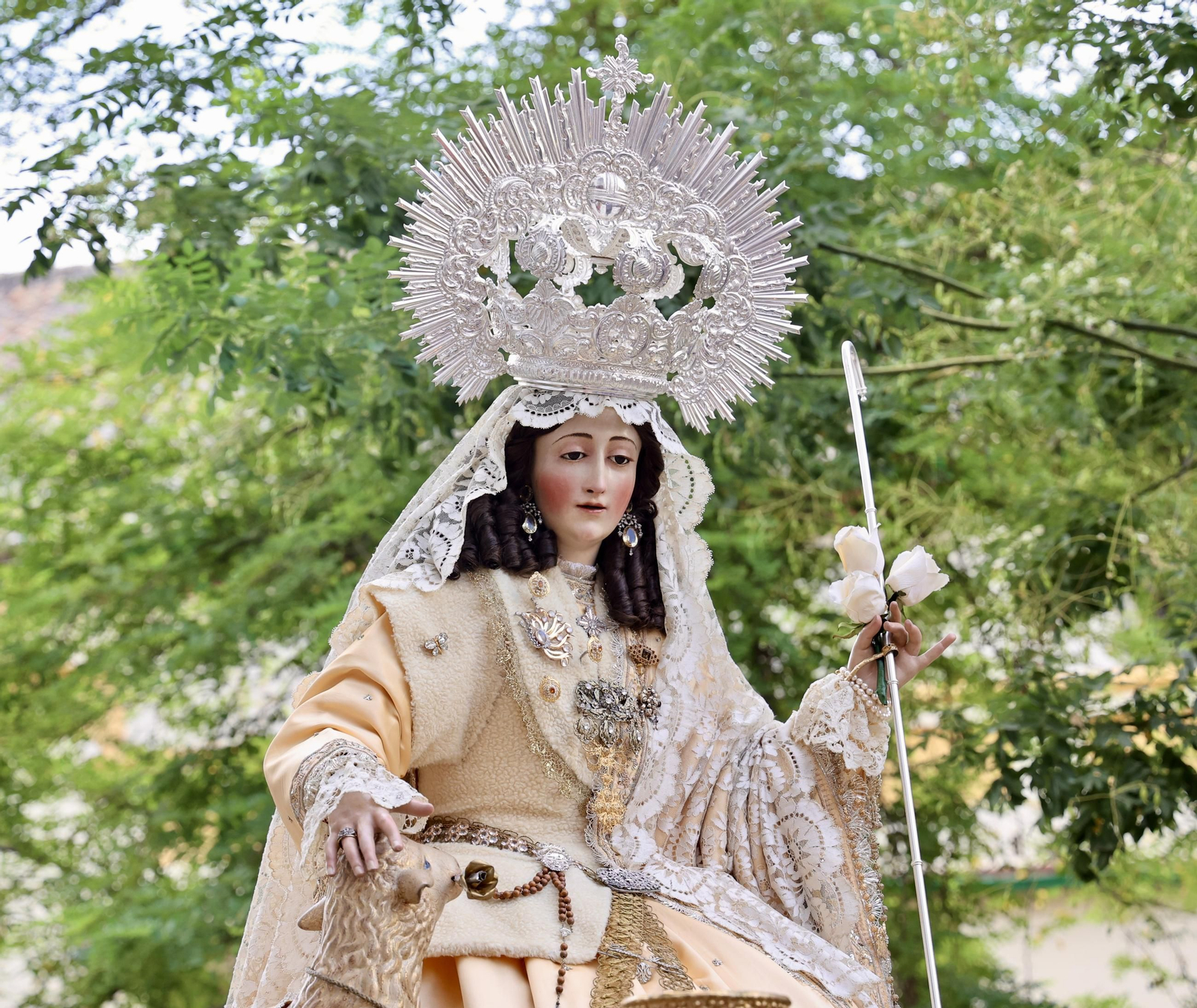 El traslado de la Pastora de Santa Marina a la parroquia de San Pedro, en imágenes