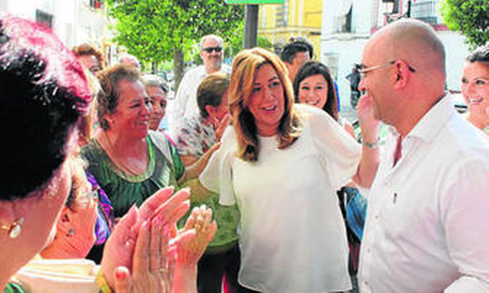La presidenta de la Junta con el candidato del PSOE en Trebujena, Miguel Guerra, y unas vecinas.