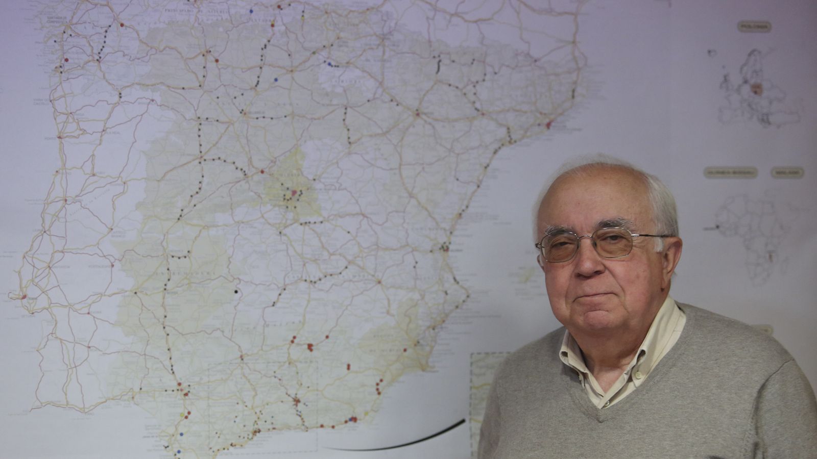 Alba, junto a un mapa de España.