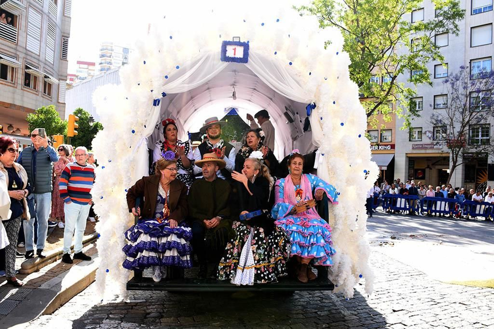 Las mejores imágenes de los peregrinos en la salida de Emigrantes