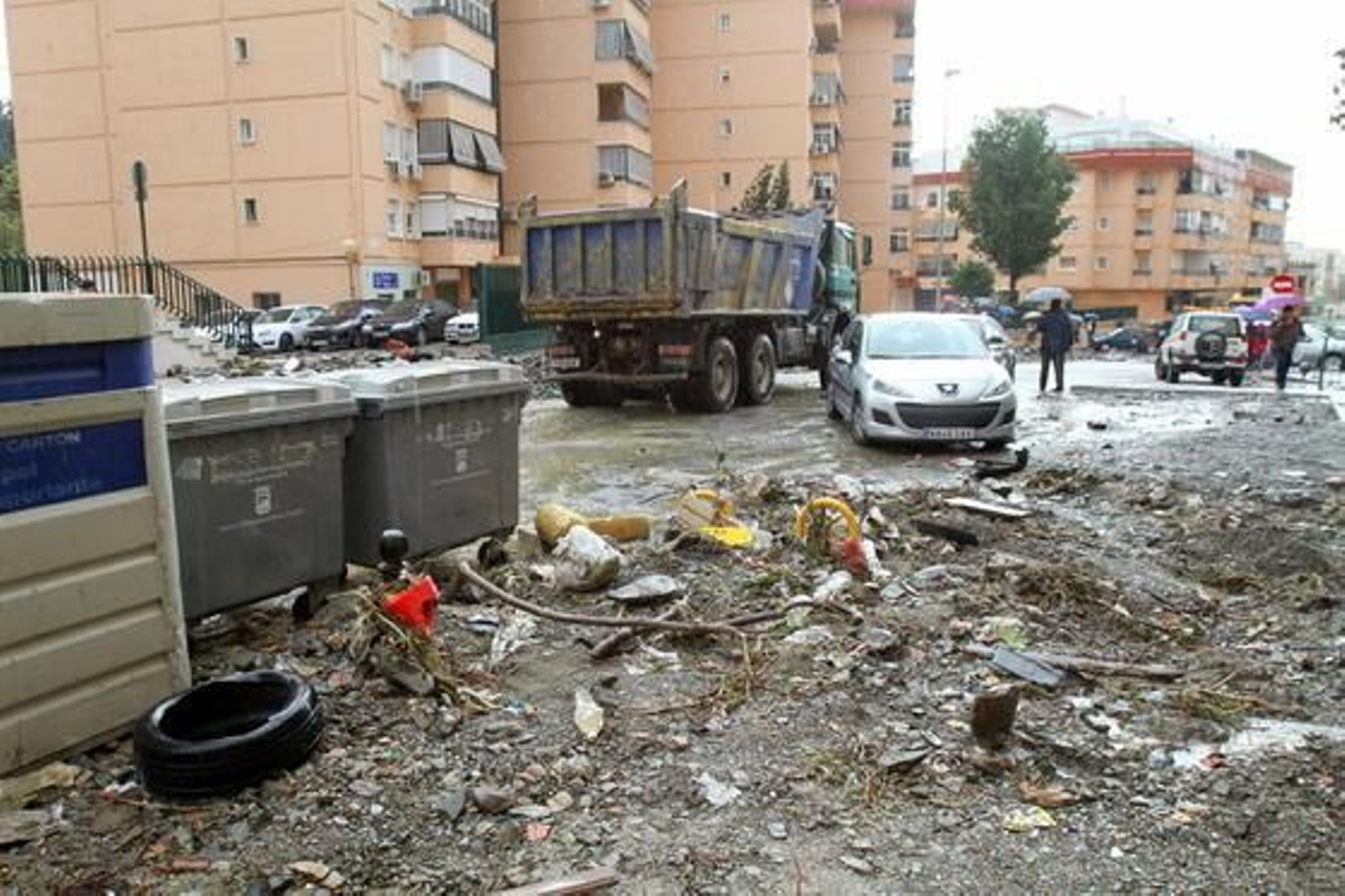 Málaga limpia el barro dejado por la tromba de agua del sábado