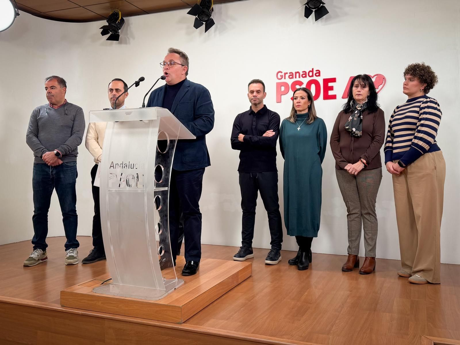 Enrique Medina, junto a miembros de la Ejecutiva provincial del PSOE de Granada