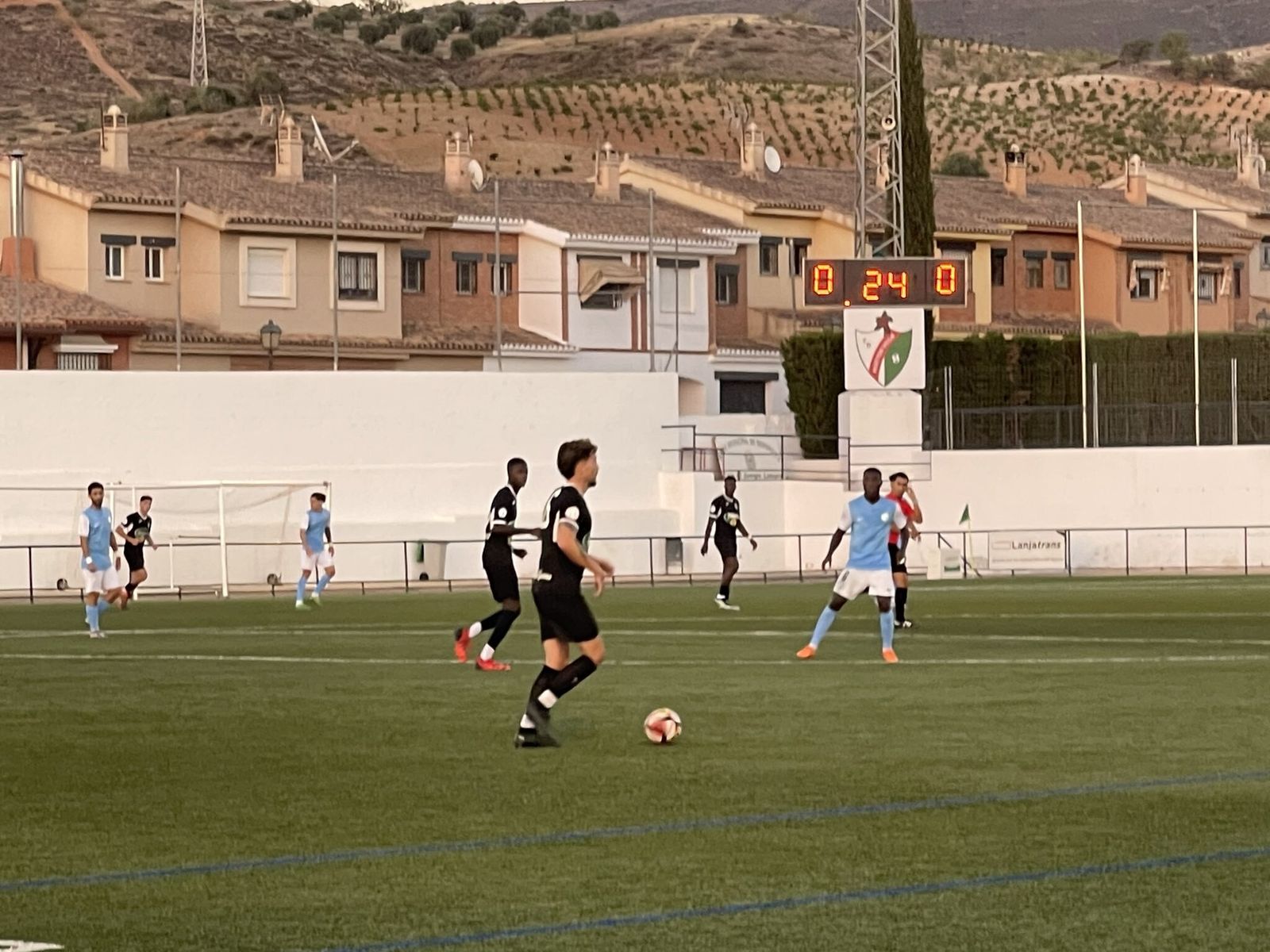 Un jugador del Huétor Vega conduce el balón en un momento del partido frente al Poli El Ejido.