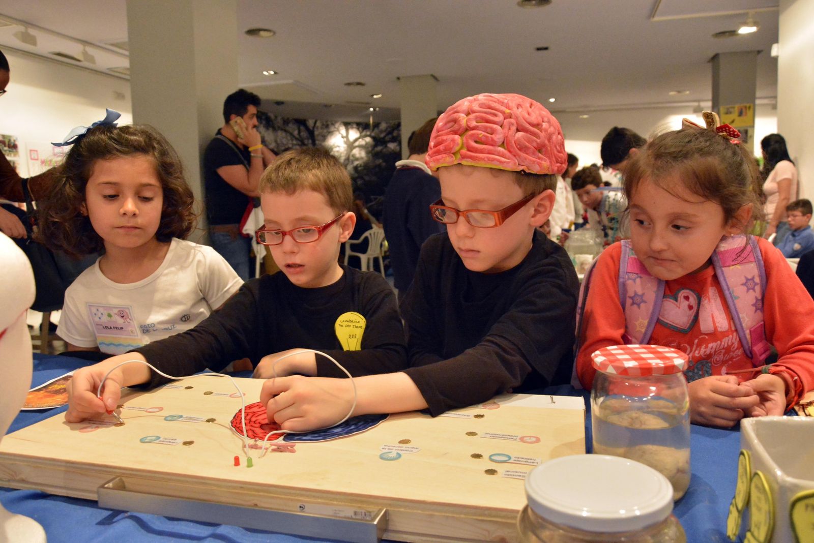 Varios pequeños juegan en la última edición de Diverciencia.