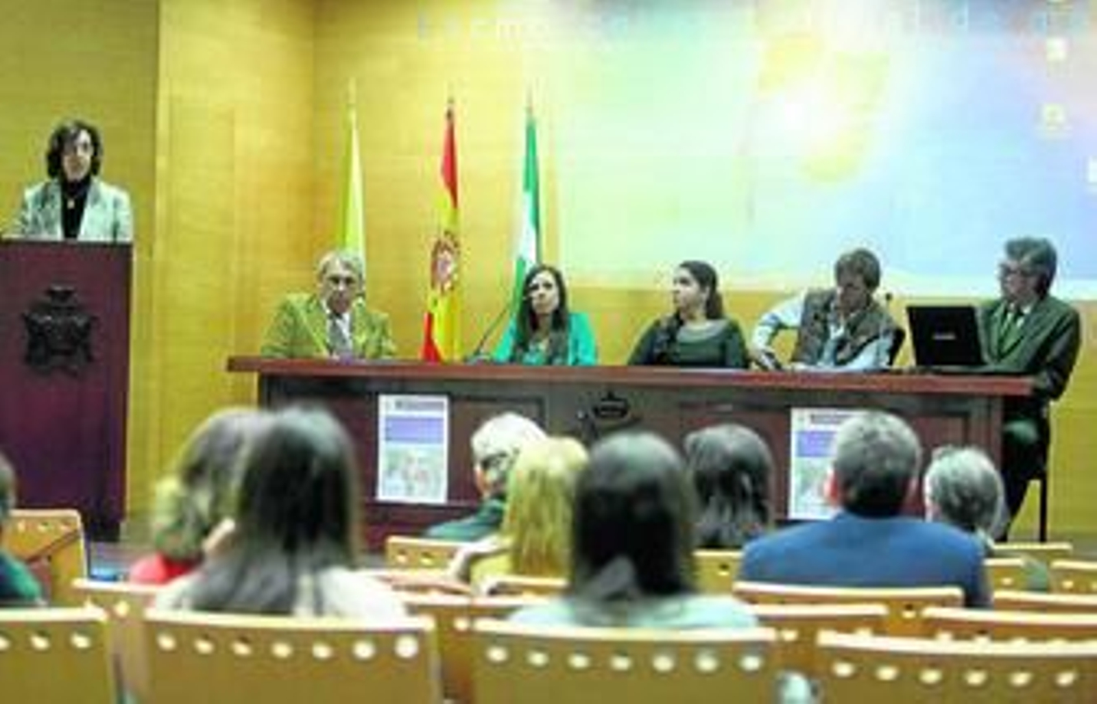 Los médicos participantes durante la presentación del acto, que corrió a cargo de la doctora Carmen Sebastianes.