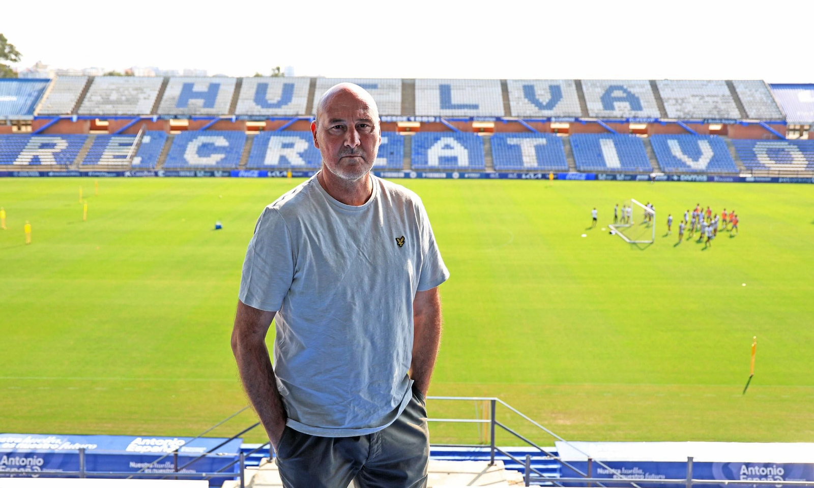 Roberto Ríos posa en el Nuevo Colombino para Huelva Información.