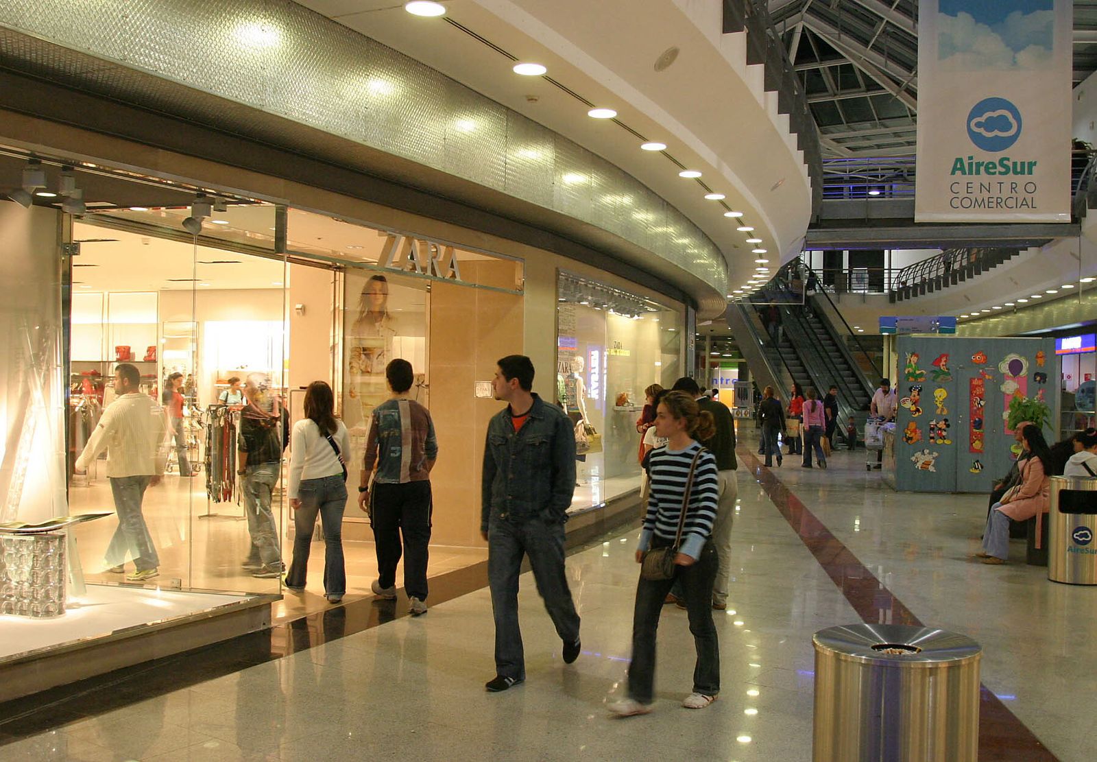 Interior del centro comercial Airesur en Castilleja de la Cuesta.