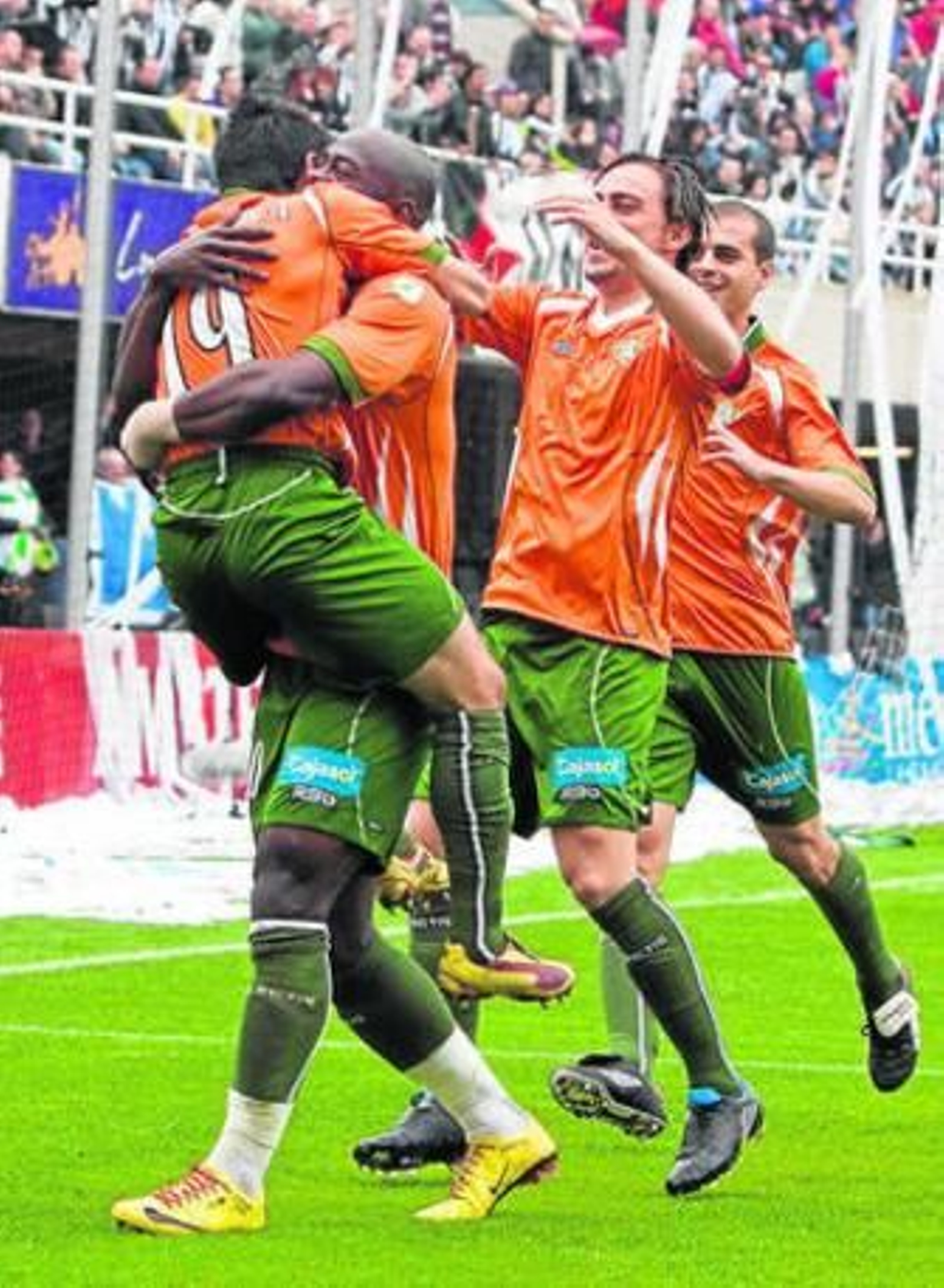 Emana abraza  Jonathan Pereira tras el primer gol bético.