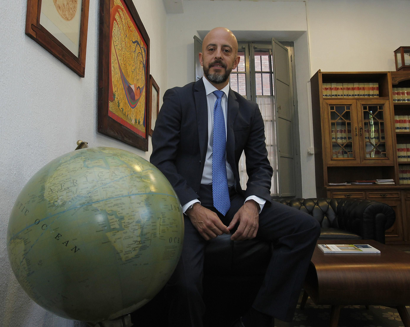 Fernando Salmerón en su despacho