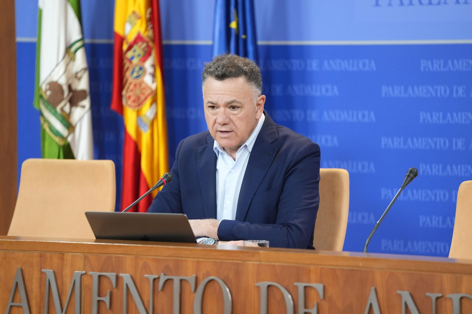 El diputado Juan Antonio Delgado, en rueda de prensa en el Parlamento andaluz.