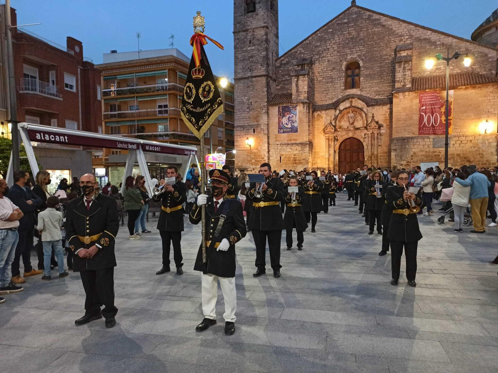 LUCENA. Agrupación musical de la Humillación en la plaza Nueva.