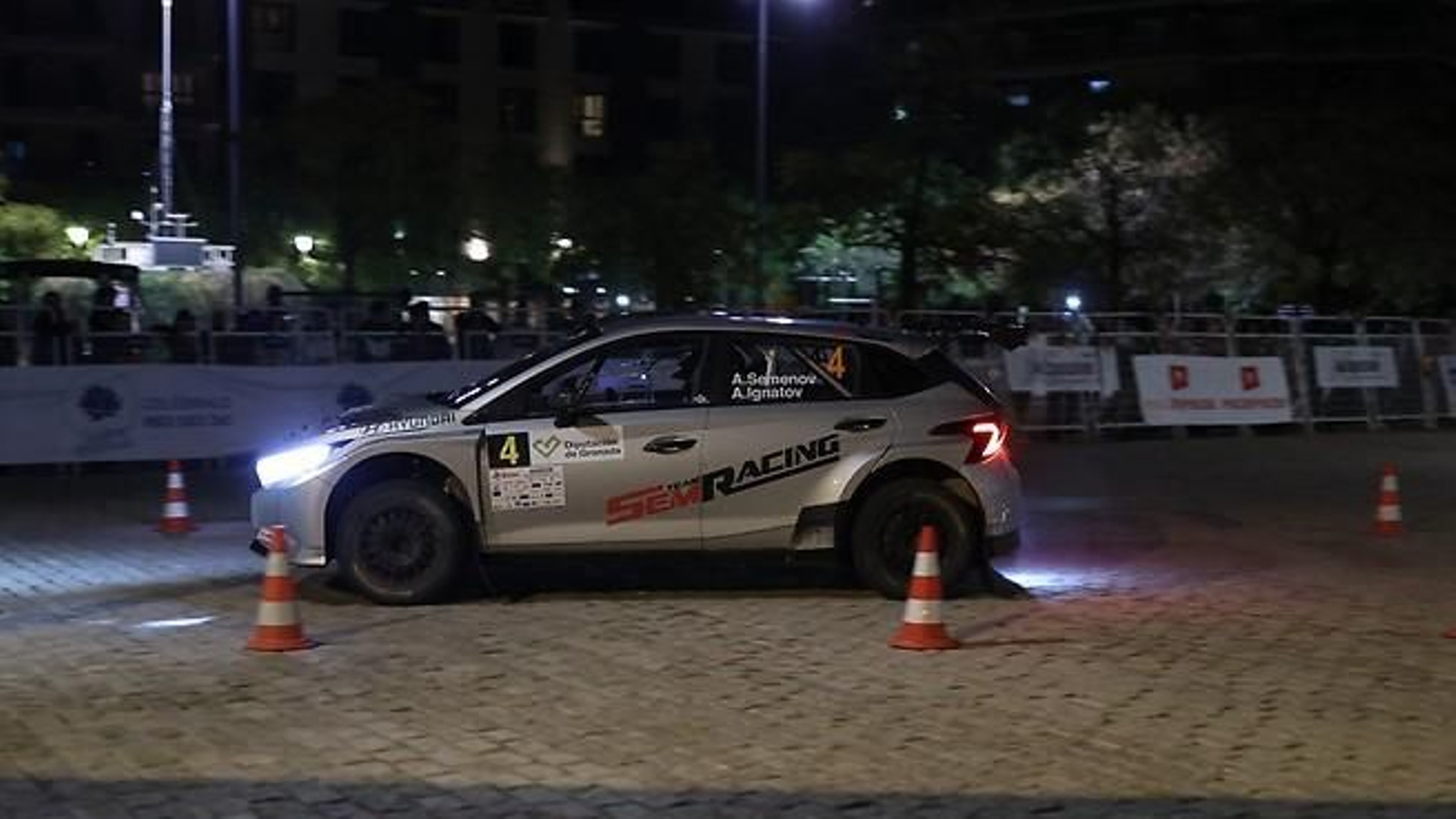 Un momento del tramo urbano de este viernes por el centro de Granada