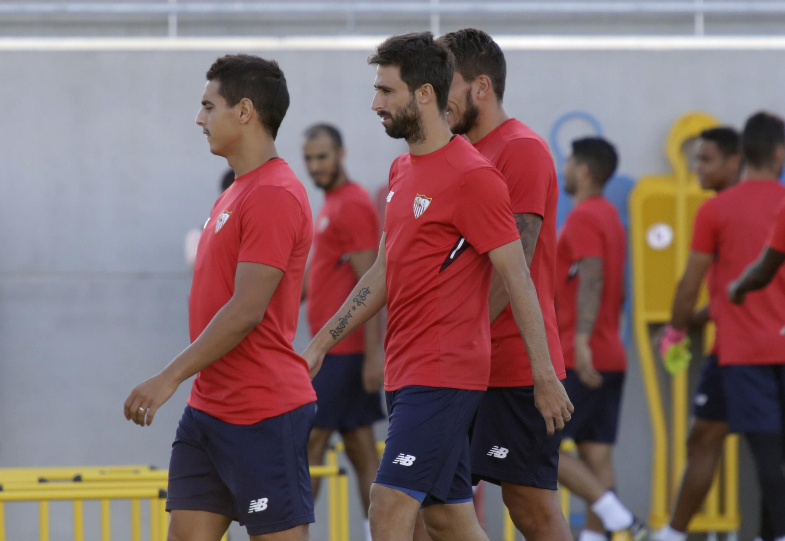 Nico Pareja, entre Ben Yedder y Carriço, durante el entrenamiento vespertino de ayer.