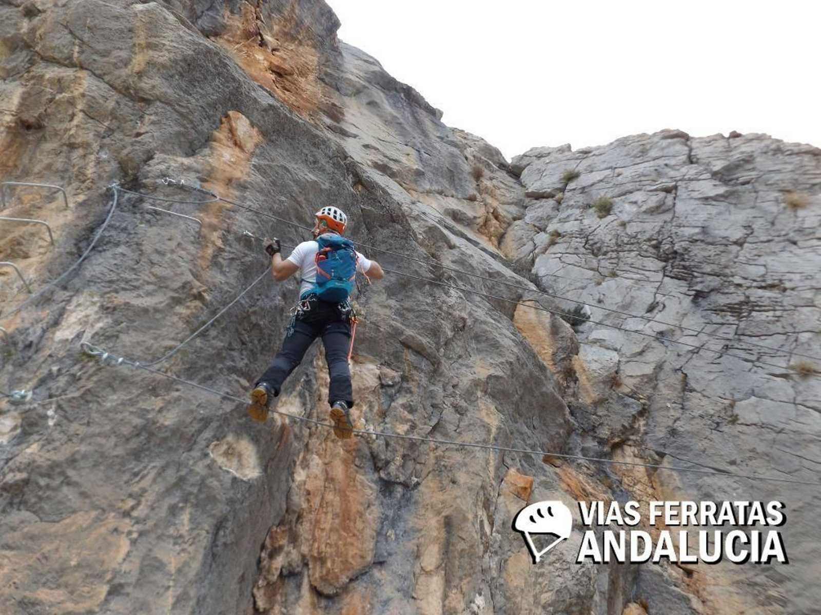 La Vía Ferrata Fuente de la Peña cuenta con dos puentes mono y un puente tibetano.